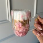 Szklanka termiczna ryflowana z kwiatami w środku, gipsówka róż 300 ml 1szt SZK157 - obrazek 2