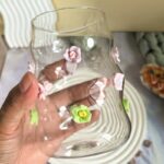 Szklanka z falowanymi ściankami i kwiatkami 450 ml ze słomką i pokrywką SZK164 - obrazek 3