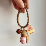 Brelok do kluczy Kapibara 3,6 x 2,7 cm ze słoiczkiem, przywieszką i dzwoneczkiem BRL337 - obrazek 3