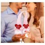 Krasnal Skrzat, Figurka, Walentynkowy Siedzący Różowy z Sercem KISS ME KSN59 - obrazek 3