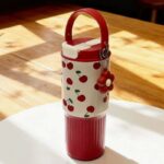 Kubek termiczny z uchwytem i ustnikiem, czerwony w wisienki 750ml BD57 - obrazek 3